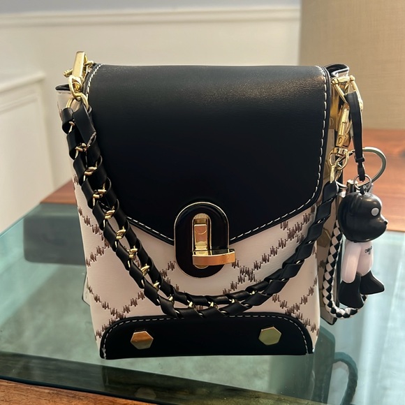 Small purse great for shopping or vacations. - Picture 1 of 10